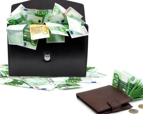 Оклады чиновников устремились в космос! Госуправлению Латвии экономия не грозит