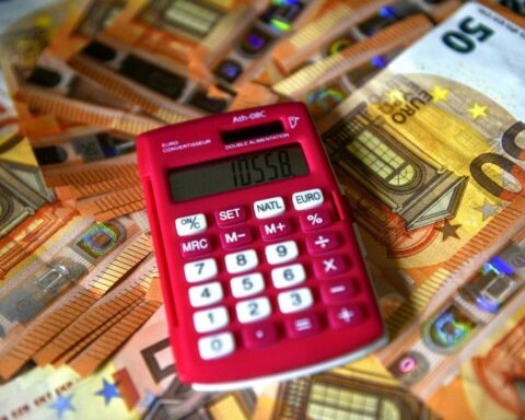Сколько судебные исполнители оставят «на пропитание» латвийскому должнику?