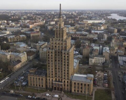 У латвийских академиков зарплата оказалась меньше, чем у дворников