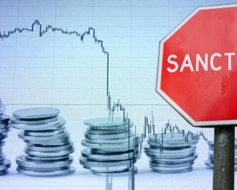 Российскому газовому монополисту ПАО "Газпром" не удастся в ближайшие годывосстановить продажи газа, потерянные в результате санкций последовавших за полномасштабной агрессией России против Украины. Об этом в среду, 5 июня, сообщает британское издание The Financial Times, ссылаясь на данные отчета, подготовленного в конце 2023 года по заказу руководства компании. "Основными последствиями санкций для "Газпрома" и энергетической отрасли стало сокращение объемов экспорта, которые будут восстановлены до уровня 2020 года не ранее 2035 года", - указывается в документе. По оценкам аналитиков, экспорт газа в Европу к 2035 году будет составлять в среднем 50-75 млрд кубометров в год. В то же время, по данным Евростата, в довоенном 2021 году "Газпром" поставил в Европу 141 млрд кубометров газа, а общий экспорт компании превысил 200 млрд кубометров. В компании рассчитывали, что поставки в Китай смогут компенсировать потери европейского рынка, однако переговоры по строительству новой ветки газопровода "Сила Сибири-2", рассчитанного на 50 млрд кубометров газа в год зашли в тупик. По информации Financial Times, причиной стала неуступчивая позиция Пекина,который хотел бы покупать газ по внутрироссийским ценам. По итогам 2023 года "Газпром" впервые за почти 25 лет заявил об убытках. Согласно отчету компании, за год убыток составил 629 млрд. рублей. При этом в 2022-м "Газпром" заявил о прибыли в 1,23 трлн. рублей. Свой восторг по этому поводу уже успела выразить глава МИД Латвии Байба Браже. «Санкции работают, как бы Россия не пыталась говорить нам обратное», - написала, комментируя отчет, глава МИД. «Санкции против России работают» - глава МИД Латвии в восторге от отчета FT