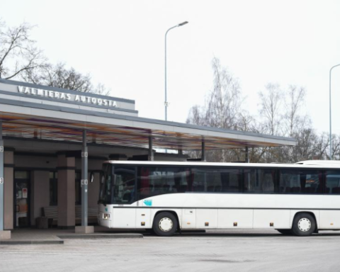 Региональный латвийский транспорт заблудился на ухабистых дорогах