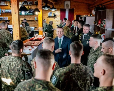 Ринкевич встретился с латвийскими военнослужащими в Косово