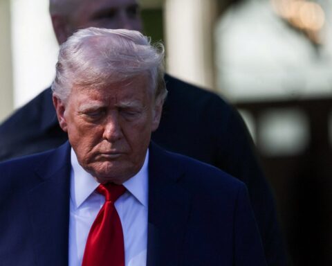 Хаос и недостаток дипломатического опыта — эксперт о 100 днях Трампа в Белом доме