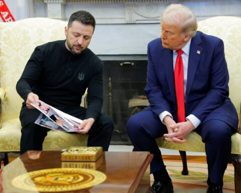 Дональд Трамп пересматривает свою позицию по отношению к Зеленскому и испытывает разочарование в отношении Путина, сообщает Financial Times.
