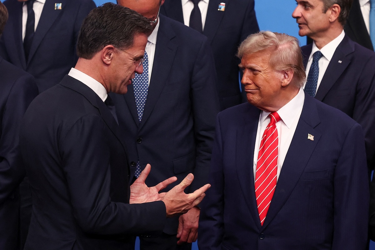 Генсек НАТО охарактеризовал Дональда Трампа как «папочку», который порой прибегает к жесткой риторике.