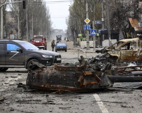 Мариуполь остается в руинах: что говорят жители оккупированного города
