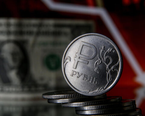 Нефть дорожает, но в бюджет — меньше: как сильный рубль подрывает экономику России