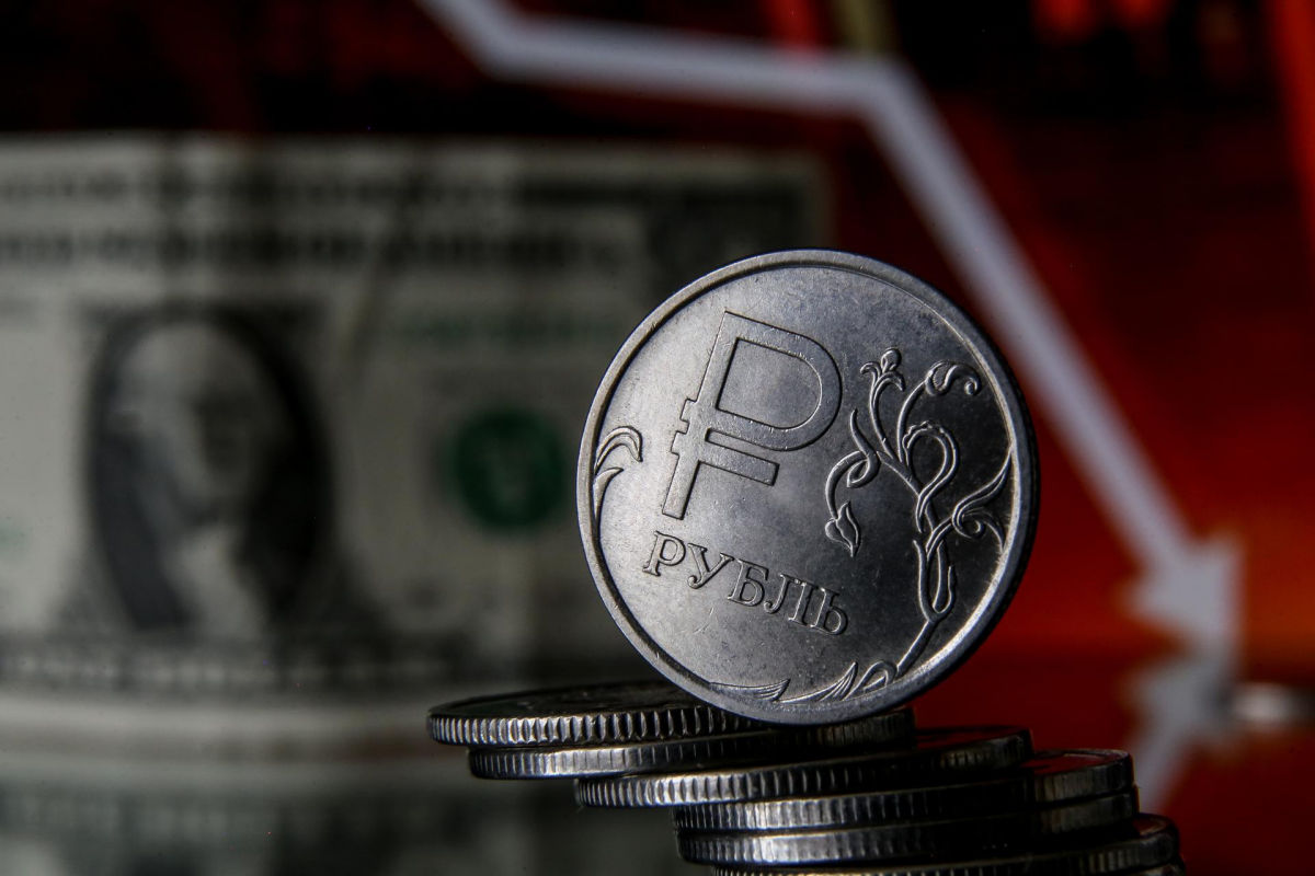 Нефть дорожает, но в бюджет — меньше: как сильный рубль подрывает экономику России