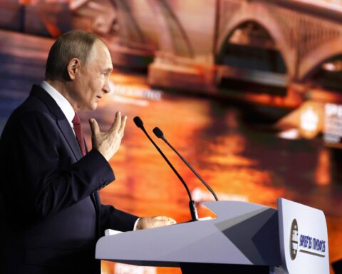 Путин заявил, что русские и украинцы являются одним народом, отметив, что вся Украина принадлежит России.
