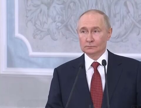 Путин заявил о наличии кардинально противоположных меморандумов в переговорах с Киевом.