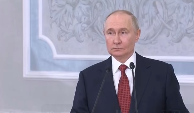 Путин заявил о наличии кардинально противоположных меморандумов в переговорах с Киевом.