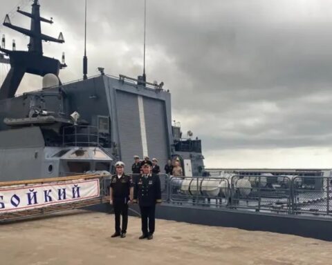 Российский военный корабль у берегов Британии использовал маскировку под другое судно, согласно расследованию Би-би-си.