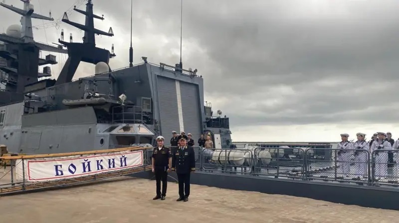 Российский военный корабль у берегов Британии использовал маскировку под другое судно, согласно расследованию Би-би-си.