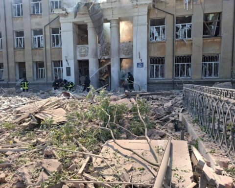 «Россия нанесла ракетный удар по лицейу в Одесской области: под завалами могут находиться преподаватели, дети, к счастью, на каникулах»