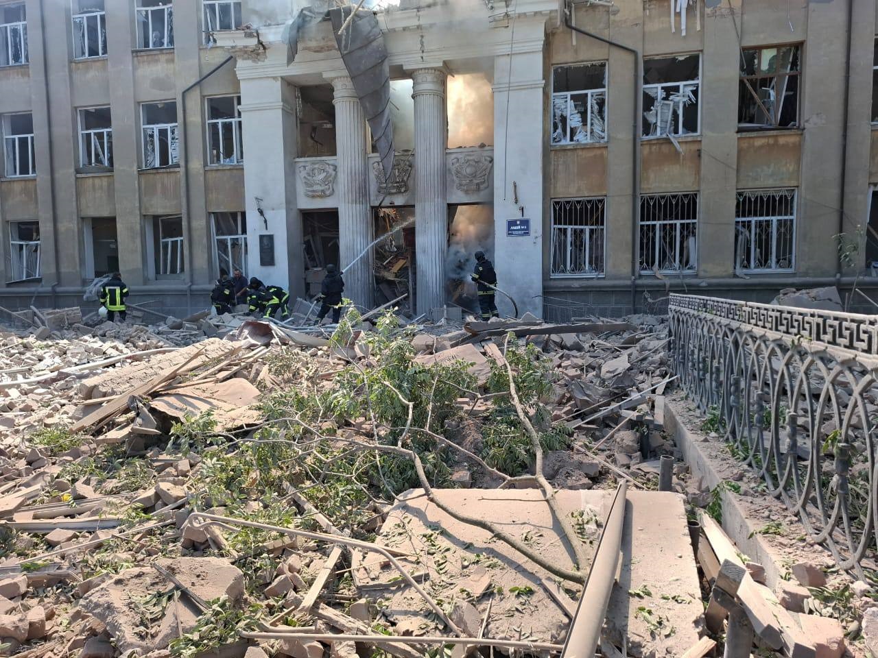 «Россия нанесла ракетный удар по лицейу в Одесской области: под завалами могут находиться преподаватели, дети, к счастью, на каникулах»