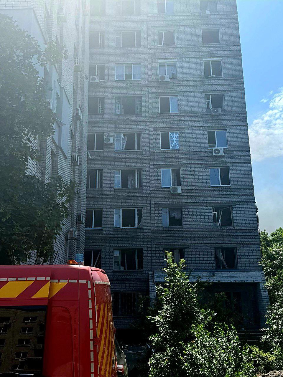 Россия нанесла удар по Днепру, в результате взрывной волны пострадал пассажирский поезд; в городе зафиксированы жертвы.