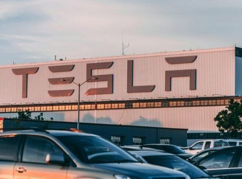 Tesla запустила роботакси с пассажирами на маршрутах