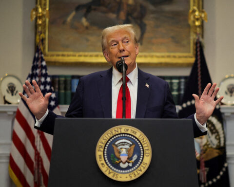 Трамп объявил о немедленном прекращении переговоров с Канадой по вопросам торговых пошлин.