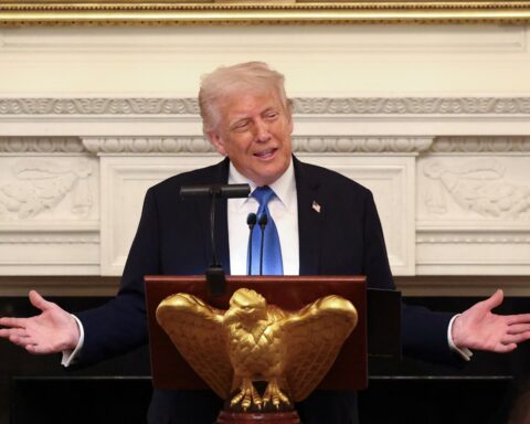 Трамп рассматривает возможность военного вмешательства в Иран, несмотря на прежние призывы к диалогу: причины и возможные последствия.