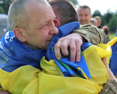 Украина провела очередной обмен военнопленными: самым молодым среди них является солдат, попавший в плен в 24 года и пробывший в заключении три года.