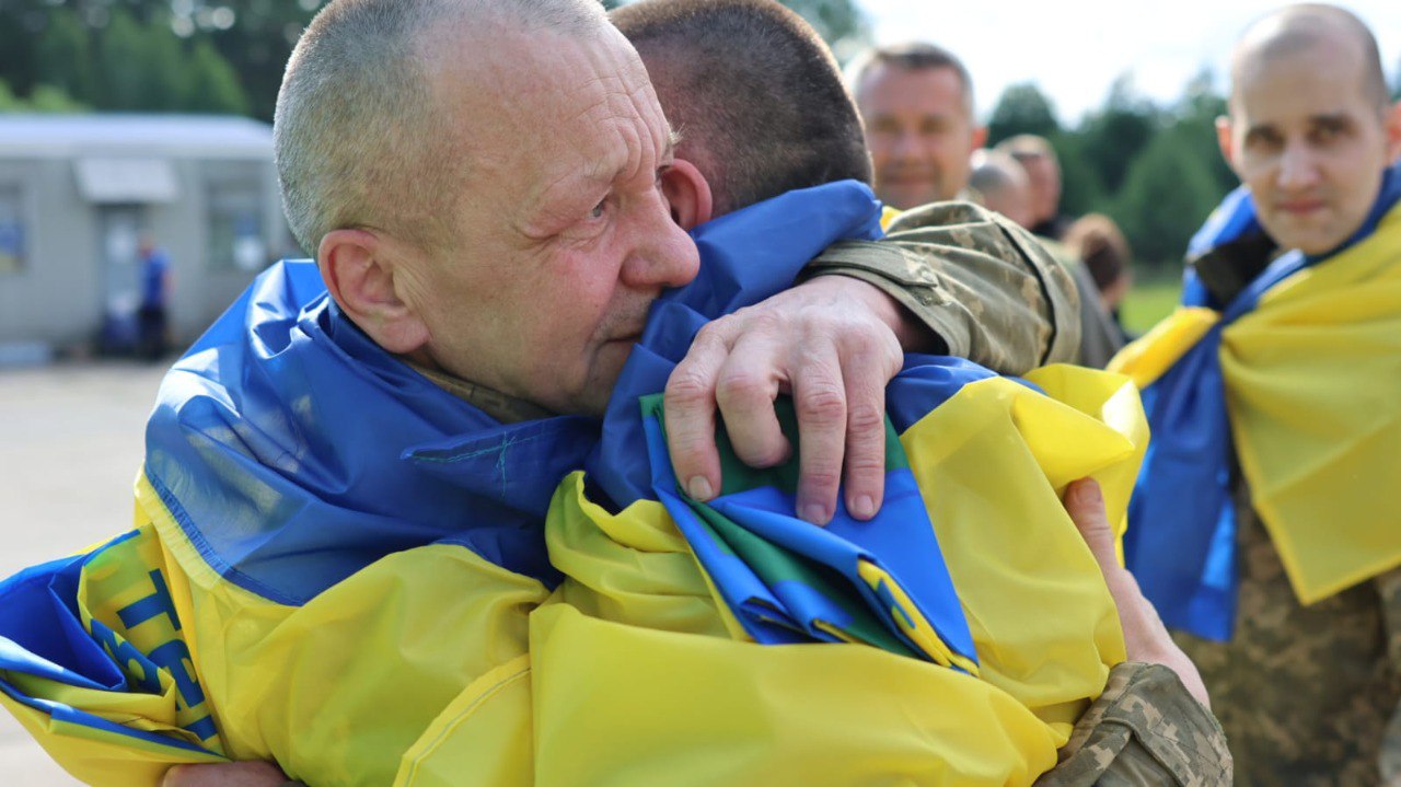 Украина провела очередной обмен военнопленными: самым молодым среди них является солдат, попавший в плен в 24 года и пробывший в заключении три года.