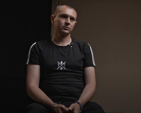 Украинский военный с выжженной на животе надписью «Слава России» рассказал о возможных причинах происходящего и условиях содержания в российском плену.