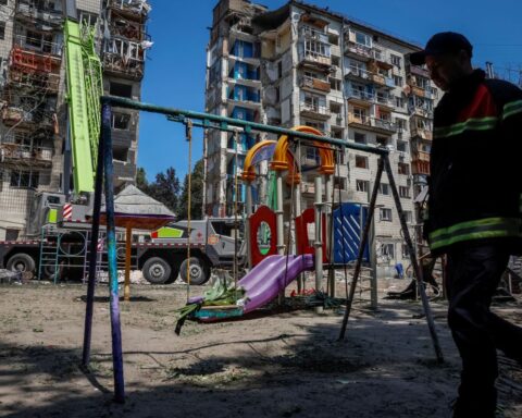 В Киеве завершилась 39-часовая поисково-спасательная операция после российского удара, в результате которого погибли 28 человек.