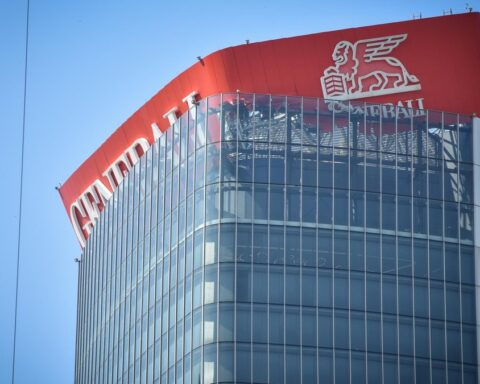 В Милане оцеплен квартал и закрыта станция метро из-за обрушения вывески на небоскребе