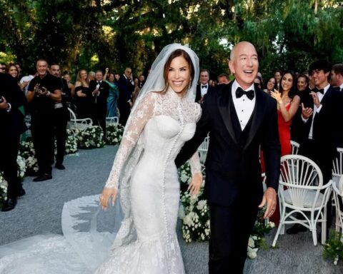 Венеция: свадьба американского миллиардера Джеффа Безоса в платье от Dolce & Gabbana и классическом смокинге с бабочкой.