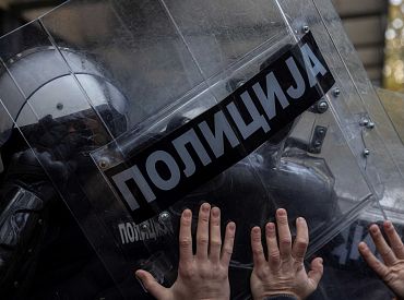 Власти Сербии начали массовые аресты после протестов и угрозой идентификации участников
