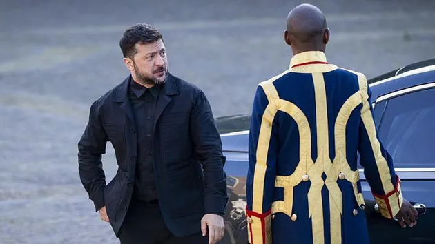 Зеленский изменил стиль одежды на официальный в качестве президента Украины
