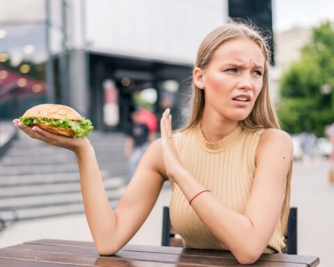 Диетолог объясняет, почему летом снижается аппетит