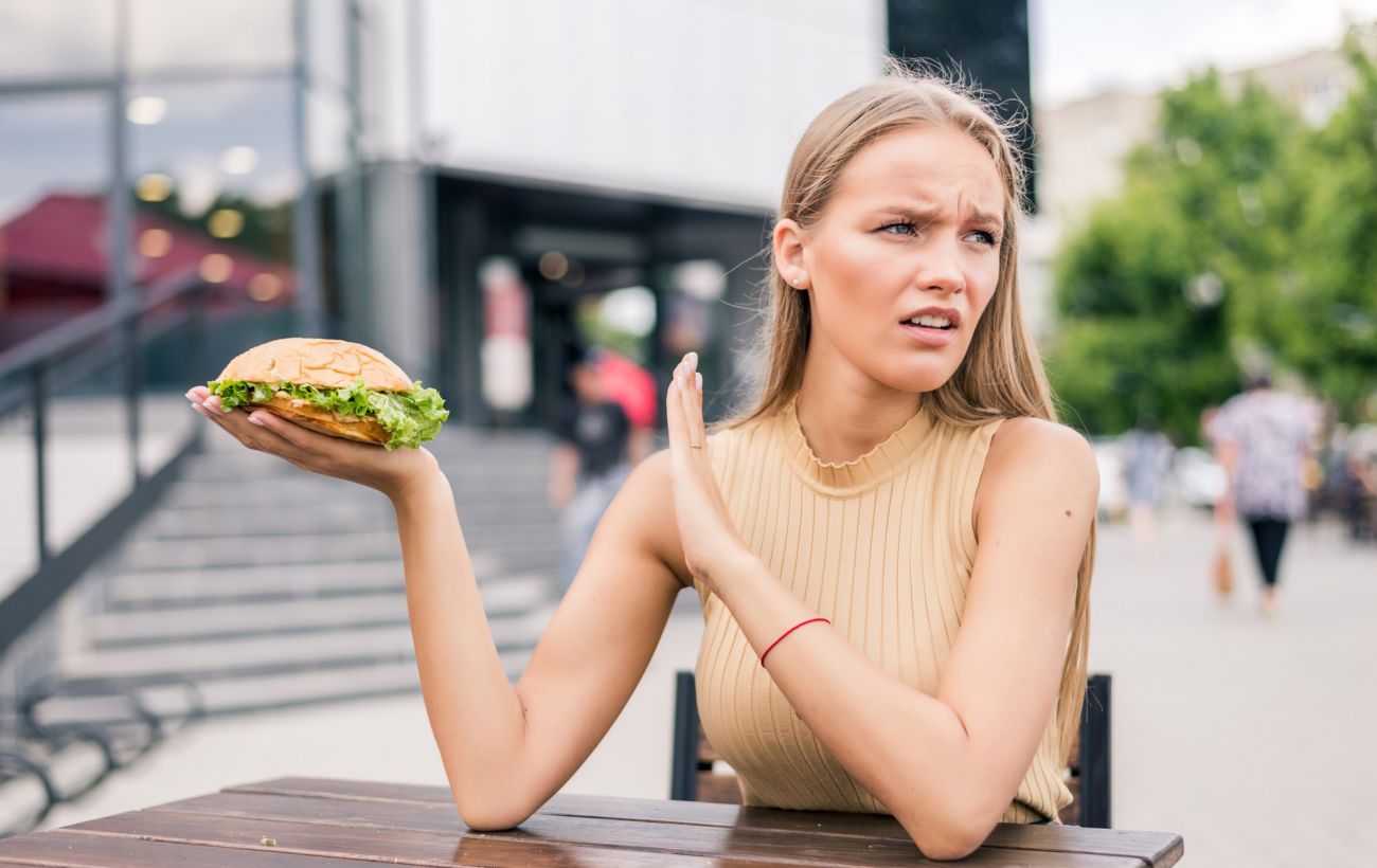 Диетолог объясняет, почему летом снижается аппетит