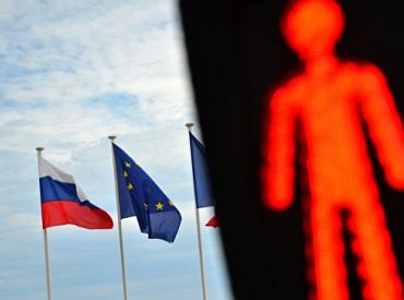 ЕС наложил санкции на 22 российских банка и режиссера Шахназарова