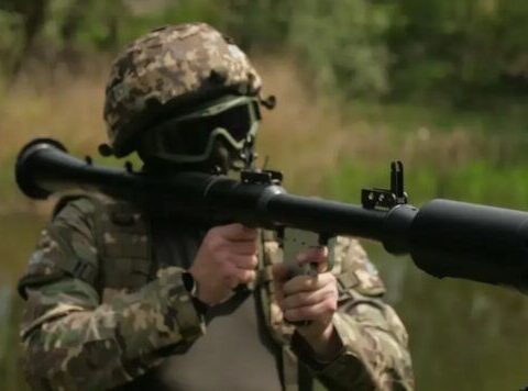 Гранатометчики обучаются с использованием современных лазерных тренажеров — Минобороны