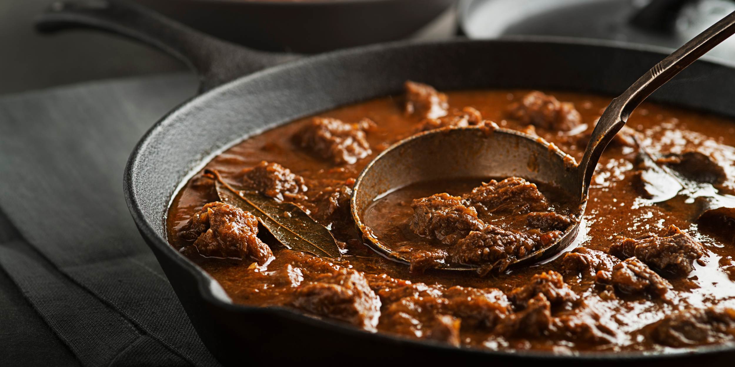 Коккинисто: тушёная говядина по греческому рецепту