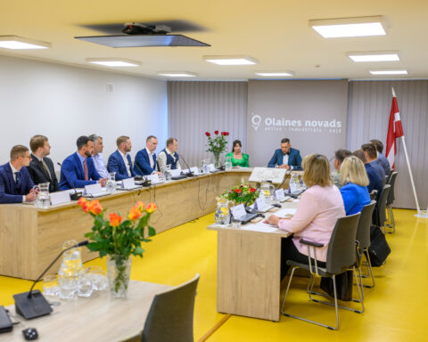Министерство проверяет депутата с подозрительным образованием в Риге