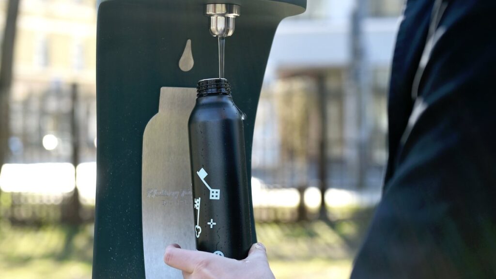 Популярный бесплатный кран с водой в Риге находится в Иманте