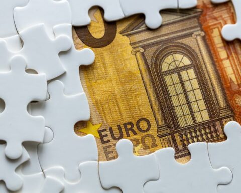 Рост евро выше 1,20 доллара может привести к экономическим осложнениям