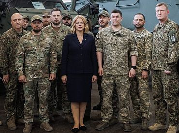 Силиня передала Украине первую партию бронемашин