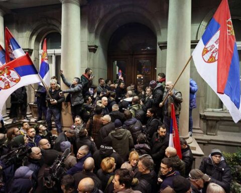 В Белграде усиливаются протесты против власти Вучича на фоне политического кризиса