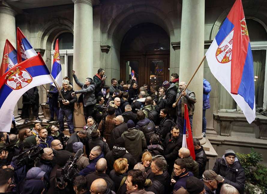 В Белграде усиливаются протесты против власти Вучича на фоне политического кризиса