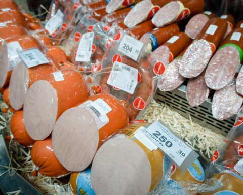 В магазинах продают колбасу с низким качеством под видом полезного продукта