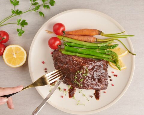 Врач-диетолог назвала основную ошибку при запекании мяса