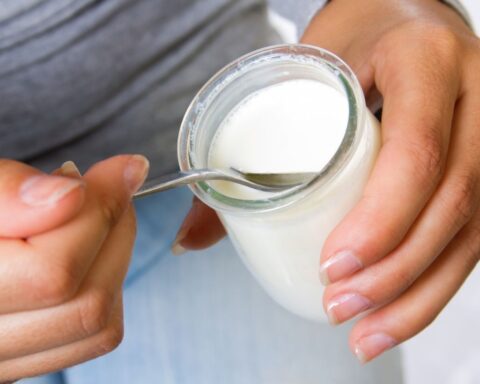 Жидкость на поверхности йогурта: норма или признак испорченности продукта