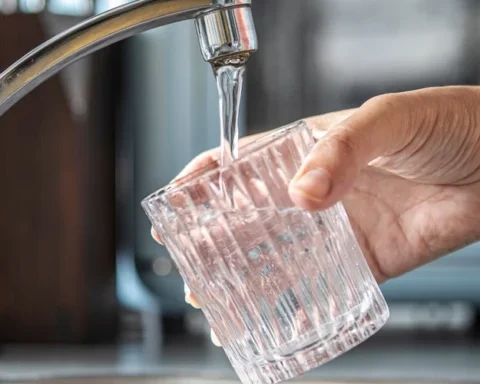 Блогеры ошибочно утверждают о вредных веществах в рижской воде через фальшивые эксперименты