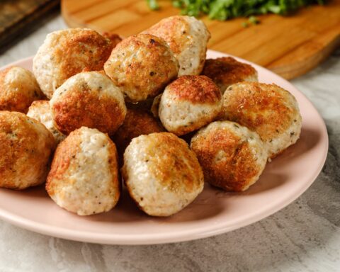 Фрикадельки из индейки и кабачков приготовления за короткое время