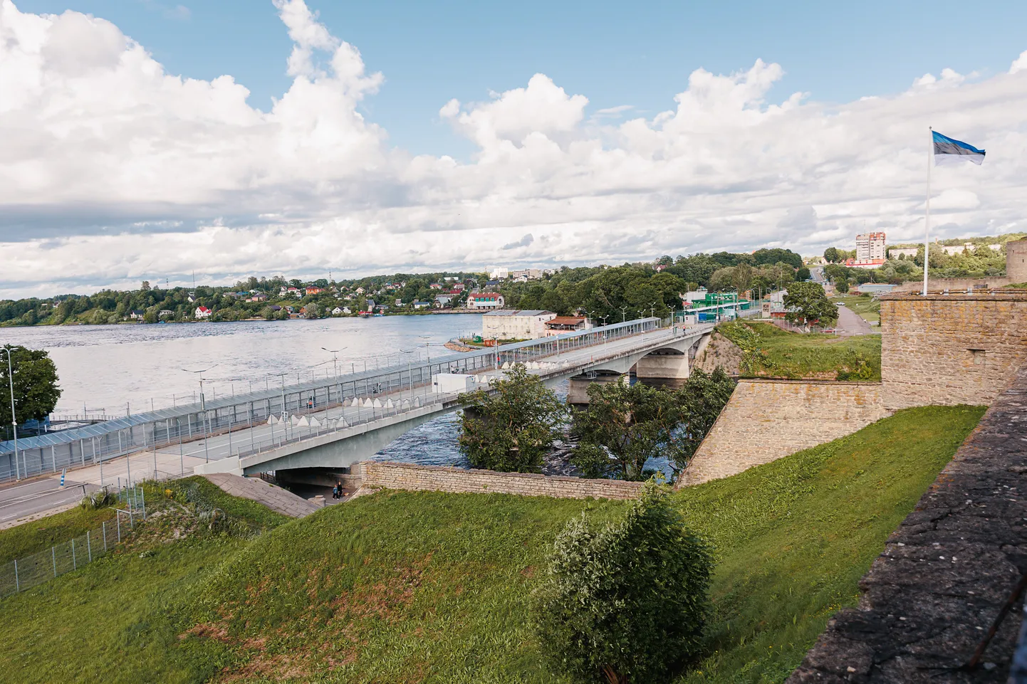 Граница в Нарве укрепляется новыми барьерами и антидроновыми радарами