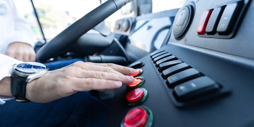 Инвалидам и льготникам отказывают в посадке на междугородние автобусы в Латвии