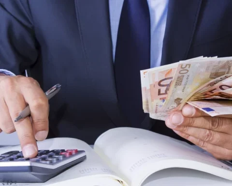 Латвийские чиновники получают слишком низкие зарплаты, утверждает эксперт